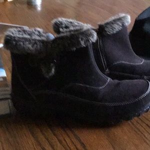 Winter booties size 10 leather upper cute khombu